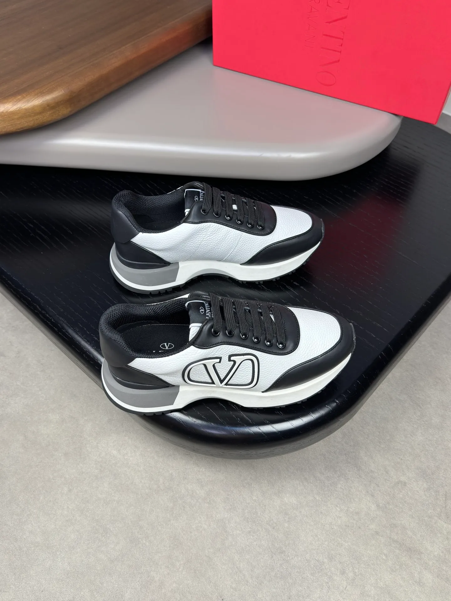 [VALENTINO] Valentino men's shoes 💰500💰 - High-end quality original order - Upper: 🔝 Nappa calf leather, tumbled calf leather, sewn brand plastic totem - Lining: brand mesh canvas, foot pad; water-dyed cow leather - Outsole: multi-color wear-resistant velvet·rubber; combined molded outsole -Super high quality control·Fine workmanship: highlighted (high-end·luxury·grade) -Size :38-44 (45 can be customized)·3300